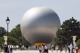 Trời nắng nóng gay gắt tại Paris, Pháp. (Ảnh: THX/TTXVN)