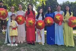 Câu lạc bộ người Việt ở Milano tham gia Lễ hội Các dân tộc 2026 tại Borgomanero với tiết mục múa nón lá truyền thống màu Quốc kỳ Việt Nam. (Ảnh: Hải Đăng/TTXVN)