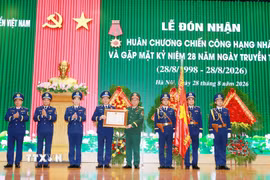 Thượng tướng Nguyễn Quang Ngọc, Ủy viên Trung ương Đảng, Thứ trưởng Bộ Quốc phòng trao Huân chương Chiến công hạng Nhất cho Cảnh sát biển Việt Nam. (Ảnh: Trọng Đức/TTXVN)