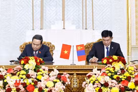 Chủ tịch Quốc hội Trần Thanh Mẫn và Chủ tịch Quốc hội Mông Cổ Sandag Byambatsogt ký kết Bản ghi nhớ hợp tác giữa Quốc hội Việt Nam và Quốc hội Mông Cổ. (Ảnh: Doãn Tấn/TTXVN)