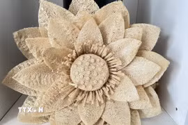 Xơ mướp được Đỗ Đăng Khoa “biến hình” thành những bông hoa thiên nhiên tuyệt đẹp. (Ảnh: Hồng Nhung/TTXVN)