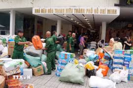Điểm tiếp nhận hàng hàng hóa, nhu yếu phẩm tại Nhà văn hóa Thanh Niên ngày 22/11. (Ảnh: Trung Tuyến/TTXVN)