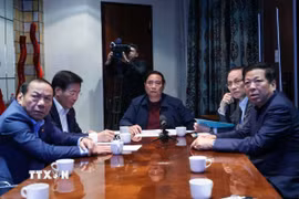 Thủ tướng Phạm Minh Chính chủ trì họp trực tuyến từ Nam Phi, chỉ đạo khắc phục hậu quả mưa lũ. (Ảnh: Dương Giang/TTXVN)