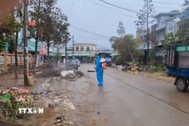 Lực lượng y tế Gia Lai khẩn trương xử lý môi trường ngay khi nước lũ rút. (Ảnh: Quang Thái/TTXVN)