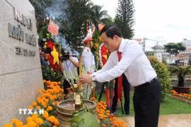 Bí thư Trung ương Đảng, Bí thư Thành uỷ Thành phố Hồ Chí Minh Trần Lưu Quang dâng hương tưởng nhớ các Anh hùng liệt sỹ tại Di tích Lịch sử văn hóa cấp Quốc gia "Địa điểm Dinh quận Hóc Môn." (Ảnh: Thanh Vũ/TTXVN)