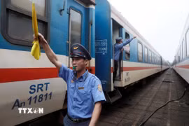 Nhân viên phục vụ ga đảm bảo các đoàn tàu ra vào ga an toàn, đúng giờ. (Ảnh: Quốc Khánh/TTXVN)