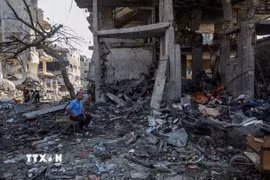 Cảnh đổ nát sau cuộc không kích của Israel tại trại tị nạn Al-Shati, Gaza, ngày 30/7/2026. (Ảnh: THX/TTXVN phát)