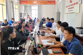 Người dân đến thực hiện thủ tục hành chính tại Trung tâm Phục vụ hành chính công phường Bình Kiến (tỉnh Đắk Lắk). (Ảnh: TTXVN phát)