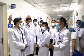 Đoàn công tác kiểm tra công tác sàng lọc, phân luồng, thu dung điều trị bệnh nhân sởi trẻ em tại Bệnh viện Nhi Trung ương. (Ảnh: TTXVN phát)