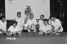 Ngày 7/8/1975, Thứ trưởng Bộ Ngoại giao Nguyễn Cơ Thạch và Đại sứ đặc mệnh toàn quyền Philippines Agustin P.Magina thay mặt Chính phủ hai nước ký thông cáo chung về việc thiết lập ngoại giao Việt Nam-Philippines. (Ảnh: Xuân Lâm/TTXVN)