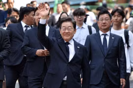 Ứng cử viên Tổng thống Hàn Quốc Lee Jae-myung của đảng Dân chủ sau khi bỏ phiếu sớm bầu Tổng thống tại điểm bầu cử ở Seoul ngày 29/5. (Ảnh: Yonhap/TTXVN)