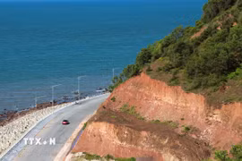 Dù đã bạt cơ vách taluy dương núi Mộ Dạ khi xây dựng tuyến đường ven biển nhưng vẫn tồn tại nhiều điểm có nguy cơ sạt lở đất, đá lăn, gây mất an toàn cho người, phương tiện tham giao giao thông. (Ảnh: Xuân Tiến/TTXVN)