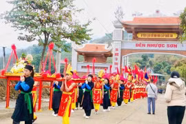 Đoàn rước lễ trong trang phục truyền thống, cờ hội rực rỡ tiến về đền Nhược Sơn, tái hiện nét đẹp văn hóa tâm linh trong Lễ hội cúng cơm mới. (Nguồn: Cổng thông tin điện tử tỉnh Lào Cai)