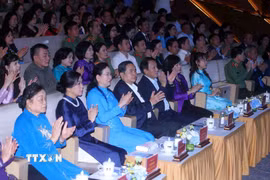 Chủ tịch Quốc hội Trần Thanh Mẫn cùng các đại biểu tham dự Chương trình. (Ảnh: Phạm Kiên/TTXVN)