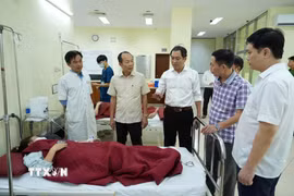 Lãnh đạo thành phố Huế thăm hỏi công nhân nghi bị ngộ độc thực phẩm đang điều trị tại Bệnh viện Trung ương Huế cơ sở 2. (Ảnh: TTXVN phát)