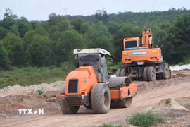 Máy lu và máy đào được huy động thi công, lu lèn nền đường cao tốc Thành phố Hồ Chí Minh-Thủ Dầu Một-Chơn Thành. (Ảnh: Đậu Tất Thành/TTXVN)