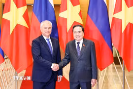 Chủ tịch Quốc hội Trần Thanh Mẫn đón Chủ tịch Duma Quốc gia Quốc hội Liên bang Nga Vyacheslav Volodin. (Ảnh: Doãn Tấn/TTXVN)