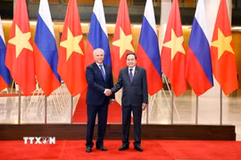 Chủ tịch Quốc hội Trần Thanh Mẫn đón Chủ tịch Duma Quốc gia Quốc hội Liên bang Nga Vyacheslav Volodin. (Ảnh: Doãn Tấn/TTXVN)