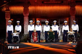 Các cựu chiến binh, thanh niên xung phong tham gia, phục vụ vận chuyển hàng hóa trên Bến phà Gianh năm xưa có mặt giao lưu tại chương trình. (Ảnh: TTXVN phát)