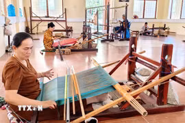 Thành viên Hợp tác xã dệt thổ cẩm Chăm Mỹ Nghiệp (xã Ninh Phước, Khánh Hòa) sản xuất sản phẩm phục vụ thị trường. (Ảnh: Nguyễn Thành/TTXVN)