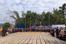 Du khách sẽ được tham gia các trò chơi kéo co, leo cột... và nhiều trò chơi hấp dẫn khác. (Nguồn: