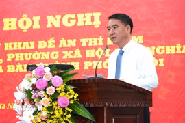 Phó Chủ tịch Ủy ban Nhân dân thành phố Hà Nội Nguyễn Xuân Lưu trình bày tóm tắt Đề án thí điểm mô hình “xã, phường xã hội chủ nghĩa” trên địa bàn thành phố Hà Nội. (Ảnh: Trung Nguyên/TTXVN)