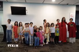 Các em nhỏ trong lớp học nghệ thuật của VACEO. (Ảnh: Diệu Linh/TTXVN)