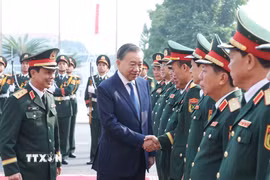 Cán bộ, chỉ huy Bộ Tư lệnh Quân khu 2 đón Tổng Bí thư, Chủ tịch nước Tô Lâm đến dự lễ kỷ niệm. (Ảnh: Thống Nhất/TTXVN)