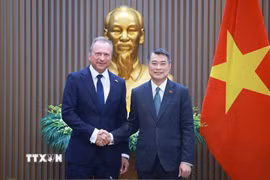 Thủ tướng Lê Minh Hưng tiếp Bộ trưởng Tài chính Luxembourg Gilles Roth. (Ảnh: Dương Giang/TTXVN)