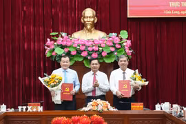 Bí thư Tỉnh ủy Vĩnh Long Trần Văn Lâu trao quyết định và tặng hoa chúc mừng 2 Đảng bộ được thành lập. (Ảnh: Phạm Minh Tuấn/TTXVN)