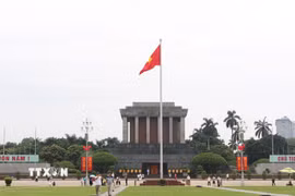 Rất đông người dân, du khách đến Quảng trường Ba Đình vào những ngày này. (Ảnh: Nguyễn Thắng/TTXVN)