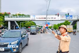 Lực lượng Cảnh sát giao thông Thủ đô phân luồng, điều tiết phương tiện tại ngã ba Ngọc Hồi-Thường Tín. (Ảnh: Trung Nguyên/TTXVN)