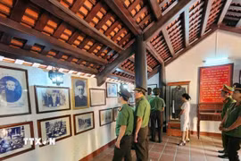 Khách tham quan Nhà lưu niệm cụ Huỳnh Thúc Kháng tại xã Thạnh Bình (thành phố Đà Nẵng). (Ảnh: Trần Tĩnh/TTXVN)