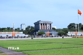 Đông đảo người dân vào viếng Lăng Chủ tịch Hồ Chí Minh. (Ảnh: Tuấn Anh/TTXVN)