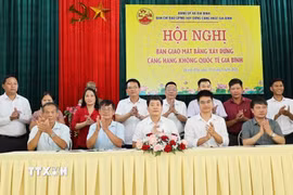 Các đại biểu ký kết bàn giao mặt bằng cho nhà đầu tư. (Ảnh: Thái Hùng/TTXVN)