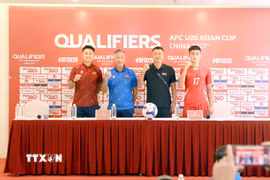 Huấn luyện viên và cầu thủ U20 Việt Nam, U20 Triều Tiên thể hiện quyết tâm trước trận ra quân tại Vòng loại Giải bóng đá U20 châu Á 2027. (Ảnh: Hoàng Hùng/TTXVN)