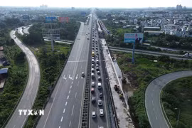 Cao tốc Thành phố Hồ Chí Minh-Long Thành ùn ứ kéo dài 10km sáng 30/8 - ngày nghỉ lễ thứ hai kỳ nghỉ Quốc khánh 2/9. (Ảnh: Hồng Đạt/TTXVN)