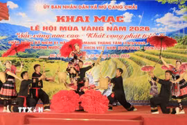 Chương trình tiết mục văn nghệ thể hiện khát vọng phát triển của người Mông vùng cao. (Ảnh: Đinh Thùy/TTXVN)