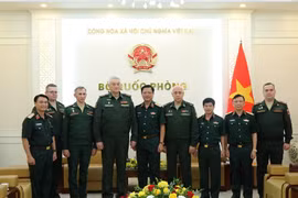 Thượng tướng Nguyễn Trường Thắng, Thượng tướng Vladimir Borisovich Zarudnitsky và các đại biểu tại cuộc tiếp.