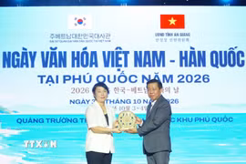 Lãnh đạo Sở Văn hóa và Thể thao tỉnh An Giang tặng quà cho bà Park Chan A, Bí thư thứ nhất Đại sứ quán Hàn Quốc tại Việt Nam, kiêm Giám đốc Trung tâm Văn hóa Hàn Quốc. (Ảnh: Văn Sĩ/TTXVN)