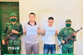 Hai đối tượng Lê Phúc và Trương Quang Hào bị bắt với hành vi “tổ chức cho người khác xuất cảnh Việt Nam trái phép." (Ảnh: TTXVN phát)