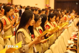 Thực hiện nghi thức Phật giáo trong Pháp hội Vu Lan. (Ảnh: Đức Phương/TTXVN)