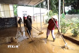 Người dân Nghệ An vệ sinh khắc phục hậu quả lũ lụt để sớm ổn định cuộc sống, sinh hoạt. (Ảnh: Xuân Tiến/TTXVN)