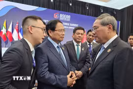 Thủ tướng Phạm Minh Chính gặp Thủ tướng Trung Quốc Lý Cường. (Ảnh: Dương Giang/TTXVN)