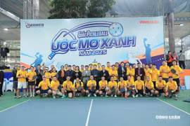 Các đại biểu và vận động viên chụp ảnh lưu niệm tại Lễ khai mạc. (Nguồn: Nhà báo và Công Luận)