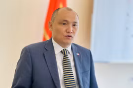 Đại sứ Cộng hòa Kazakhstan tại Việt Nam Kanat Tumysh trả lời phỏng vấn báo chí về nội dung liên quan đến chuyến thăm và quan hệ hợp tác hai nước. (Ảnh: Việt Đức/TTXVN)