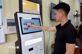 Người dân phường Mỹ Lâm (tỉnh Tuyên Quang) đăng ký thủ tục hành chính qua kiốt dịch vụ công. (Ảnh: Quang Cường/TTXVN)