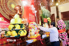 Chủ tịch Quốc hội Trần Thanh Mẫn dâng hương, dâng hoa tại Đền thờ Chủ tịch Tôn Đức Thắng. (Ảnh: Doãn Tấn/TTXVN)