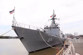 Tàu H.T.M.S Naresuan (FFG 421) của Hải quân Hoàng gia Thái Lan cập bến Cảng quốc tế Nhà Rồng-Khánh Hội, bắt đầu chuyến thăm hữu nghị Thành phố Hồ Chí Minh. (Ảnh: Xuân Khu/TTXVN)
