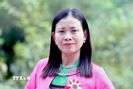 Phó Bí thư Thường trực Đảng ủy xã Lóng Sập, tỉnh Sơn La Đinh Thị Hường đóng góp ý kiến vào dự thảo Báo cáo văn kiện trình tại Đại hội Đại biểu toàn quốc lần thứ XIV của Đảng. (Ảnh: Quang Quyết/TTXVN)